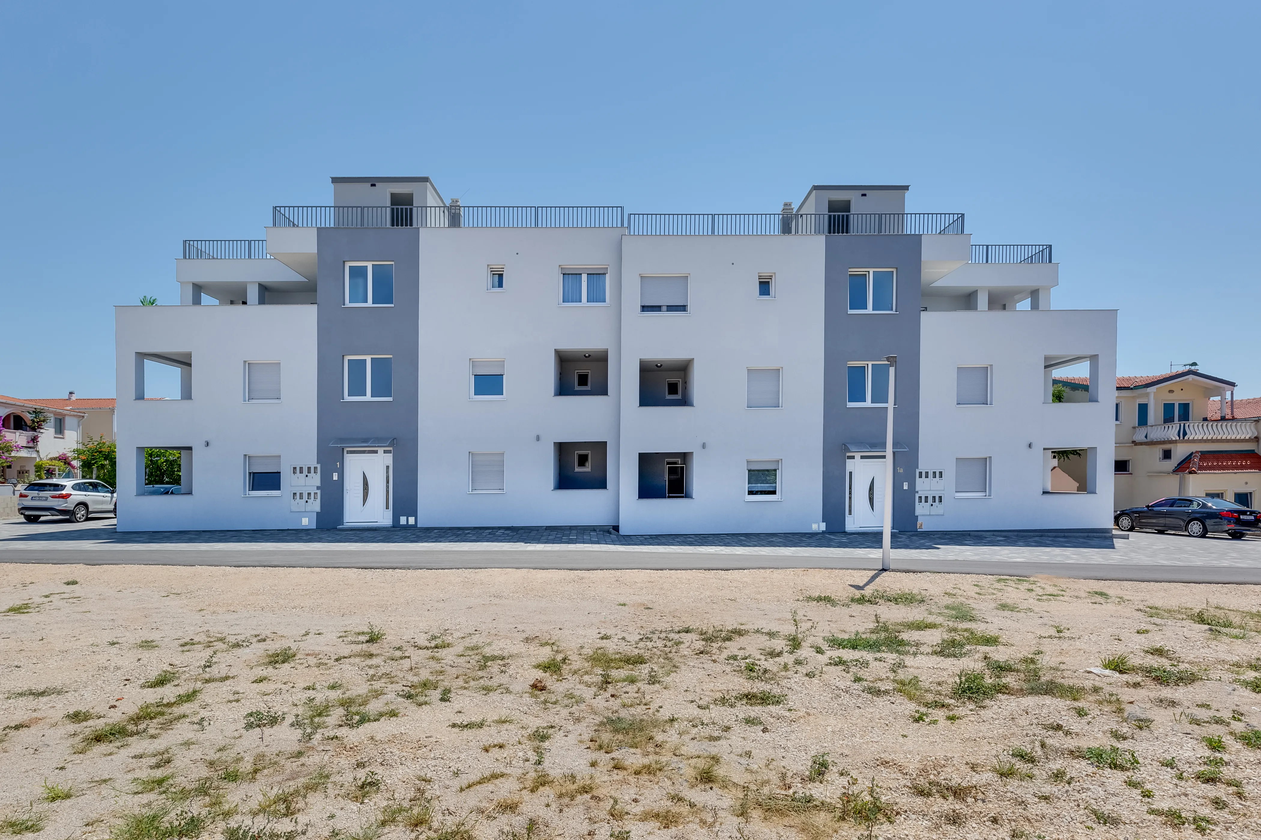 Apartmani Kaštelina, the three-storey apartment building on Vir